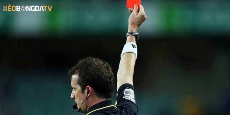 Kèo thẻ phạt trong bóng đá là gì? Cách chơi kèo thông minh 5 Anh em nên tìm hiểu trọng tài bắt chính trong trận đặt cược kèo thẻ phạt